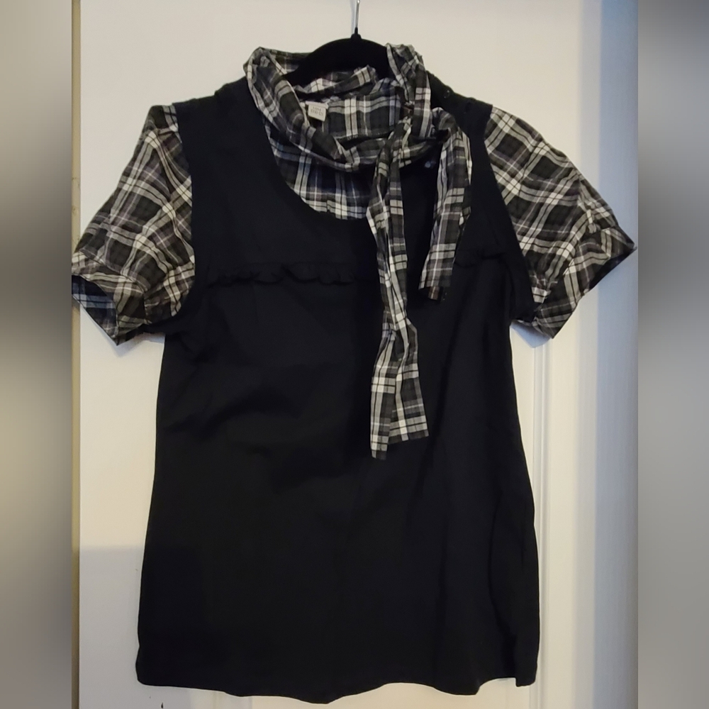 Short sleeve top with tie at neck